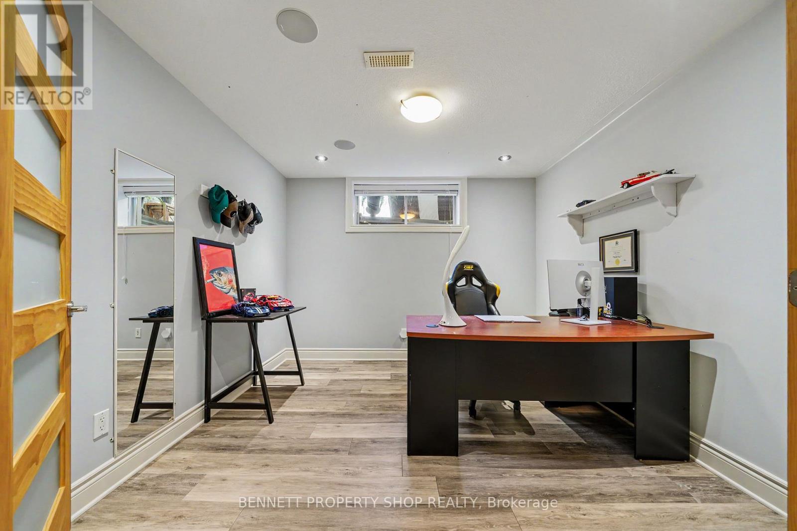 33 D'ARCYS WAY - 35