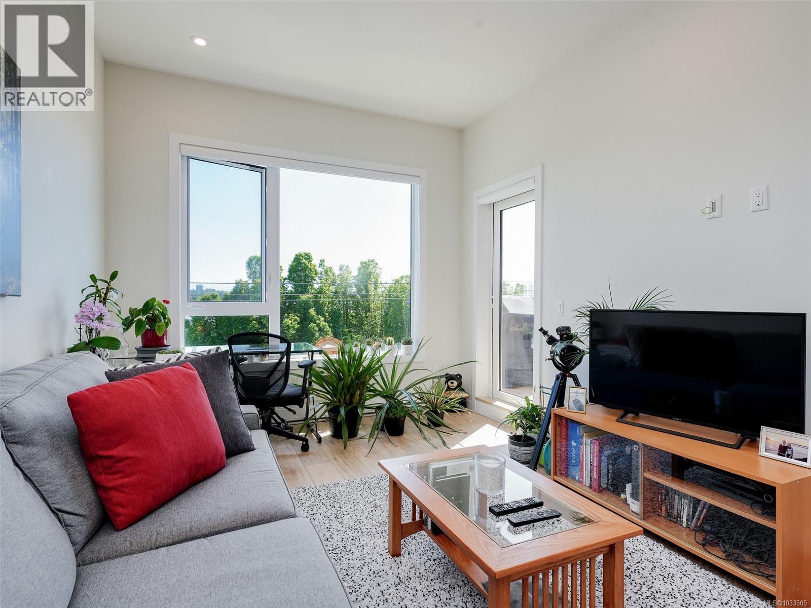 404 1588 North Dairy Road, Saanich