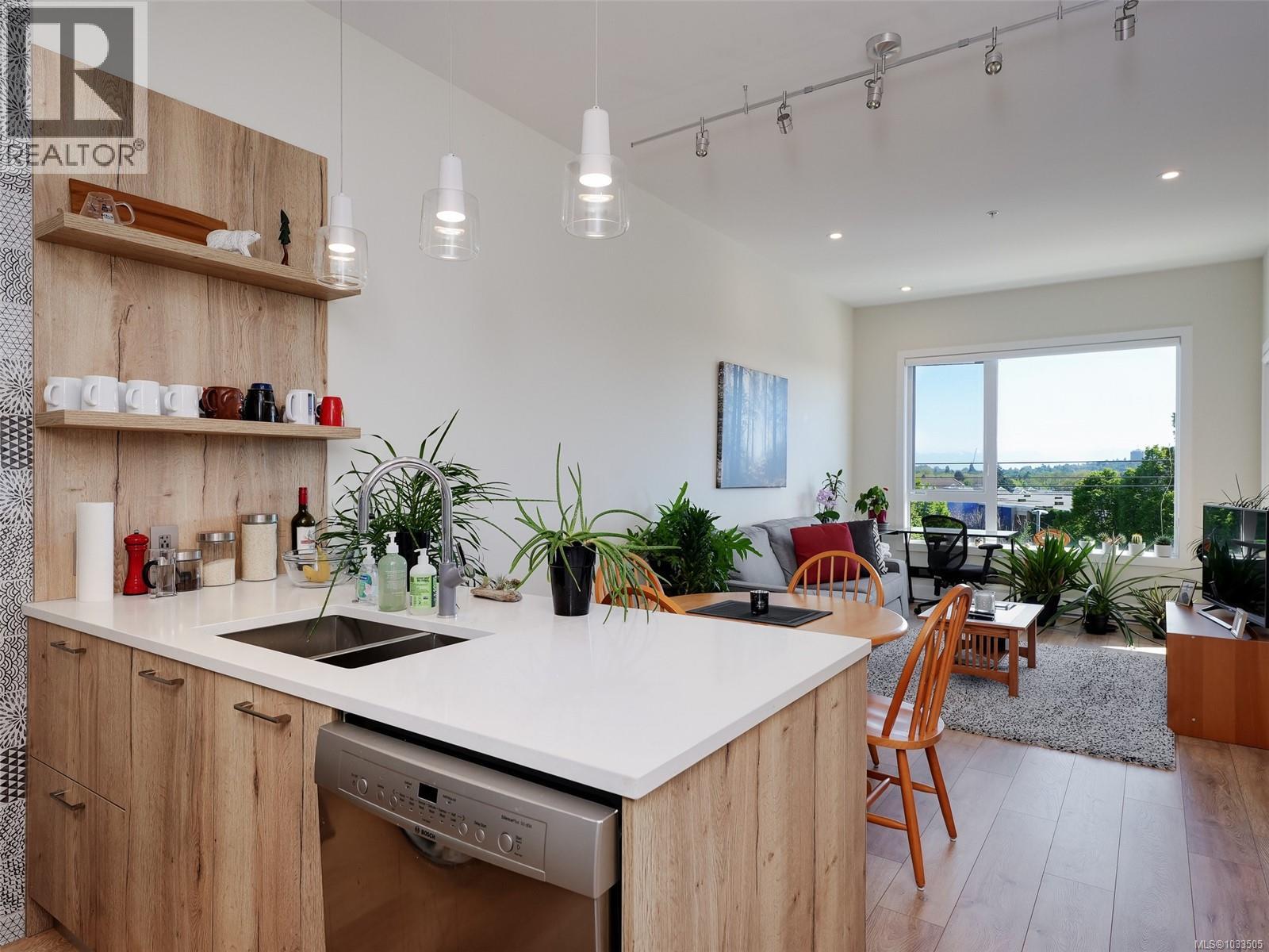 404 1588 North Dairy Road, Saanich