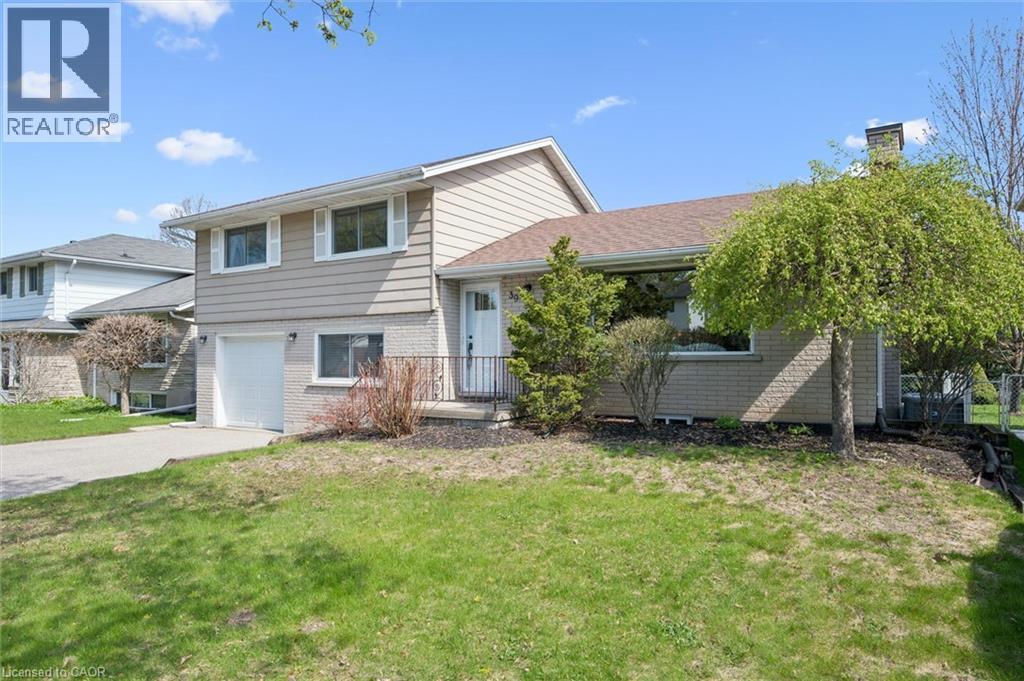 39 CHARLOTTE Crescent, Kitchener, Ontario, N2B2K2 — Photo 3