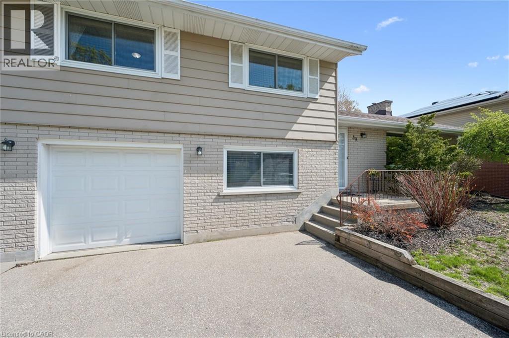39 CHARLOTTE Crescent, Kitchener, Ontario, N2B2K2 — Photo 4