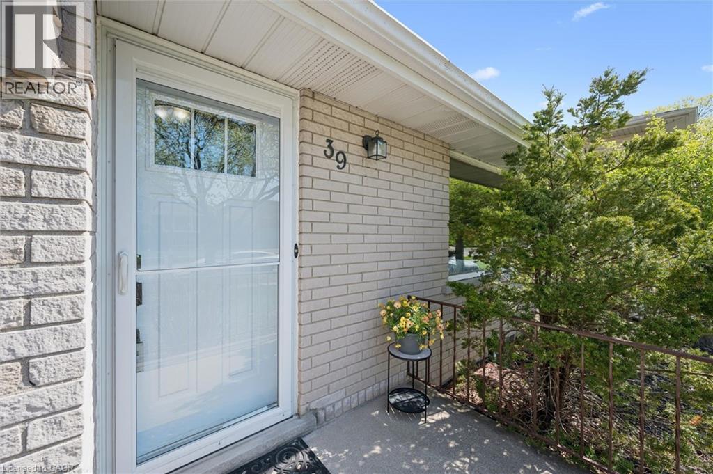 39 CHARLOTTE Crescent, Kitchener, Ontario, N2B2K2 — Photo 5