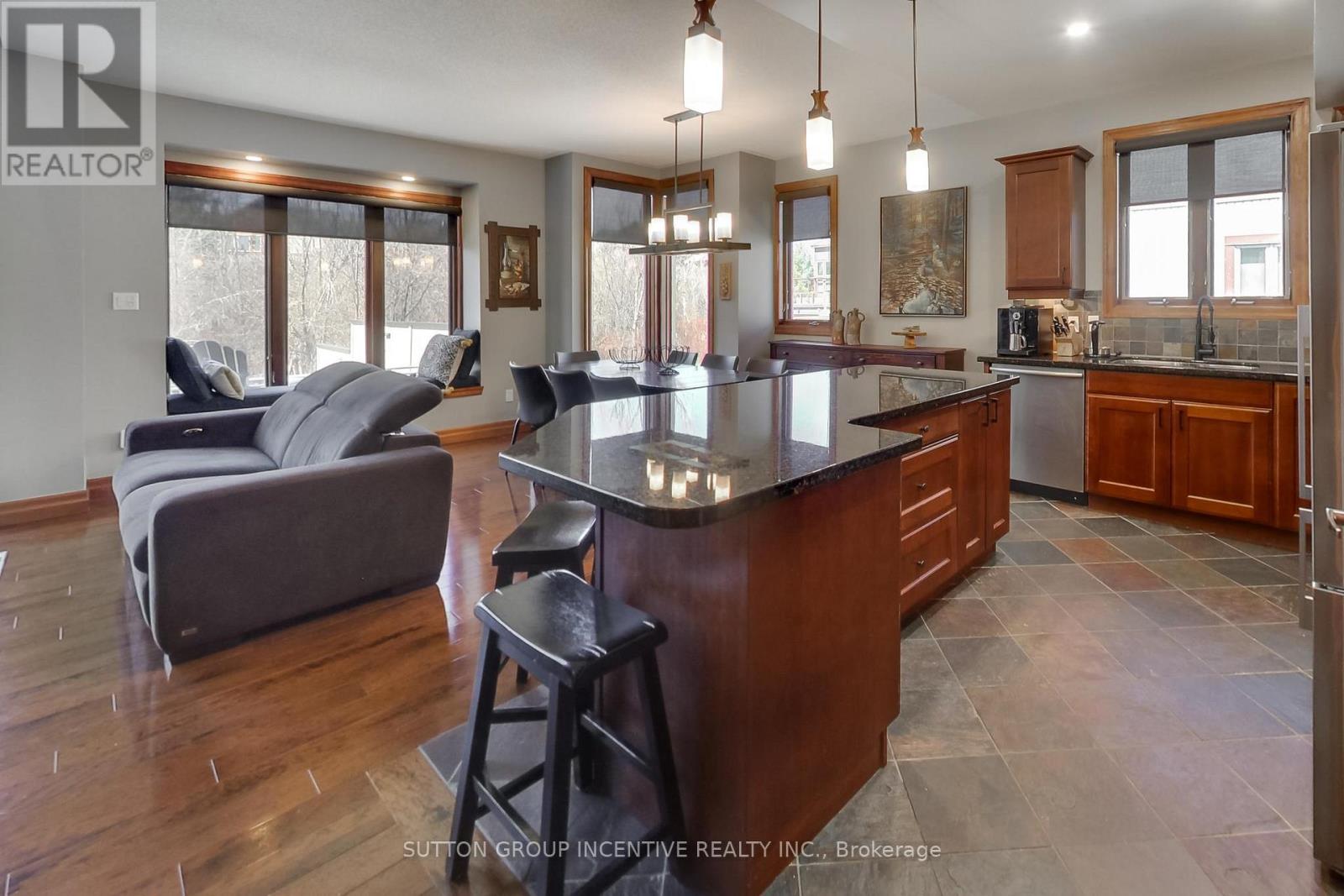 #20 224 BLUESKI GEORGE CRESCENT - 5