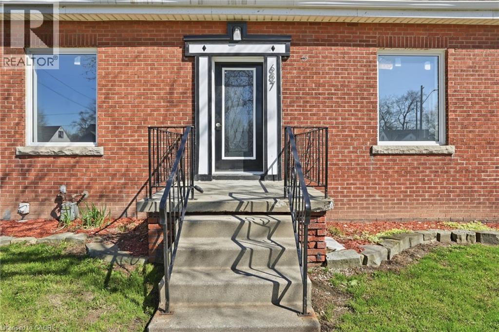 687 UPPER JAMES Street - 3