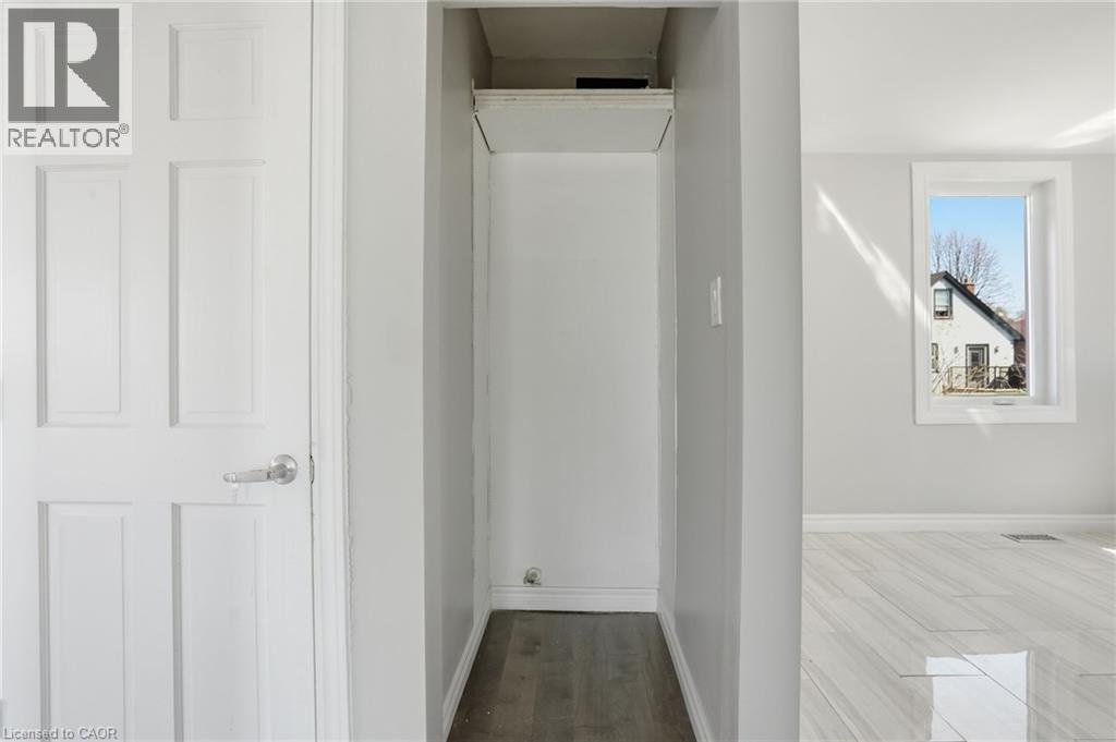 687 UPPER JAMES Street - 26