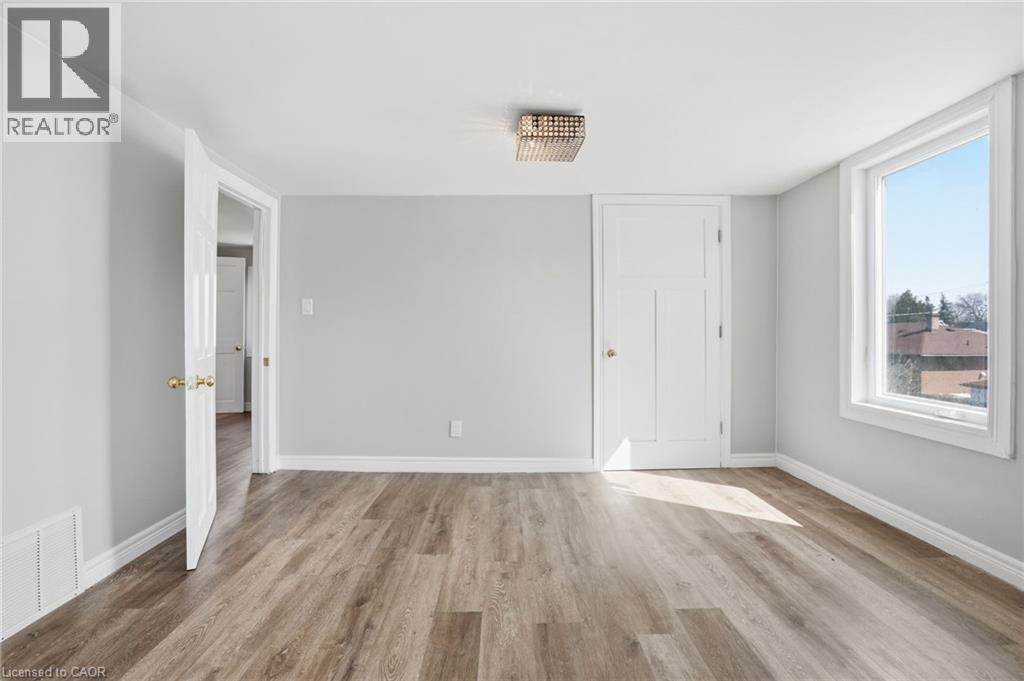 687 UPPER JAMES Street - 25
