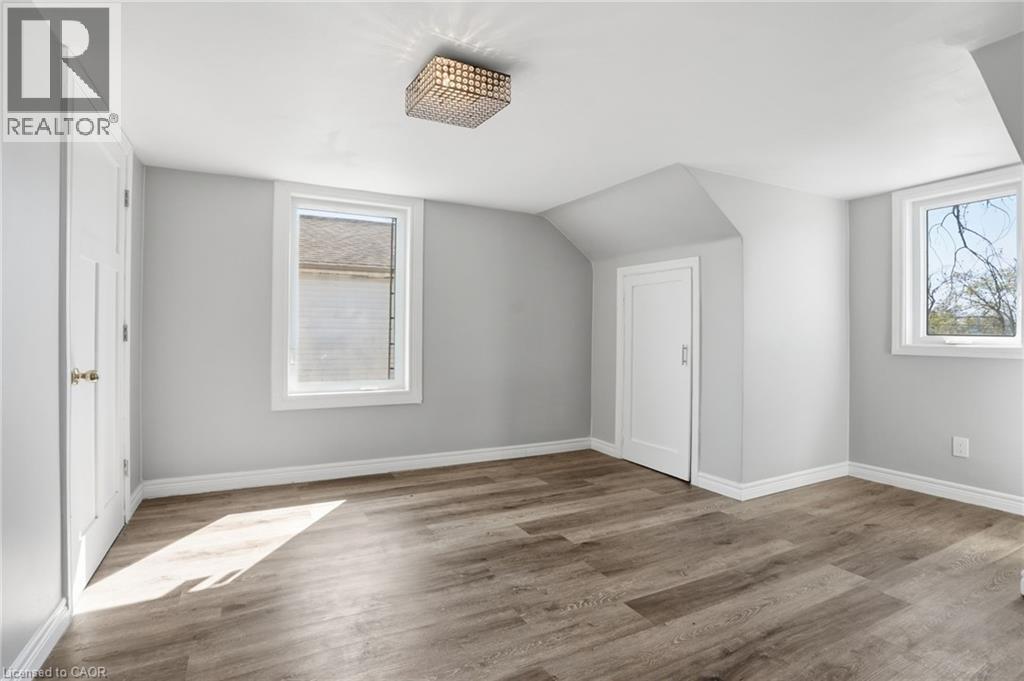 687 UPPER JAMES Street - 23