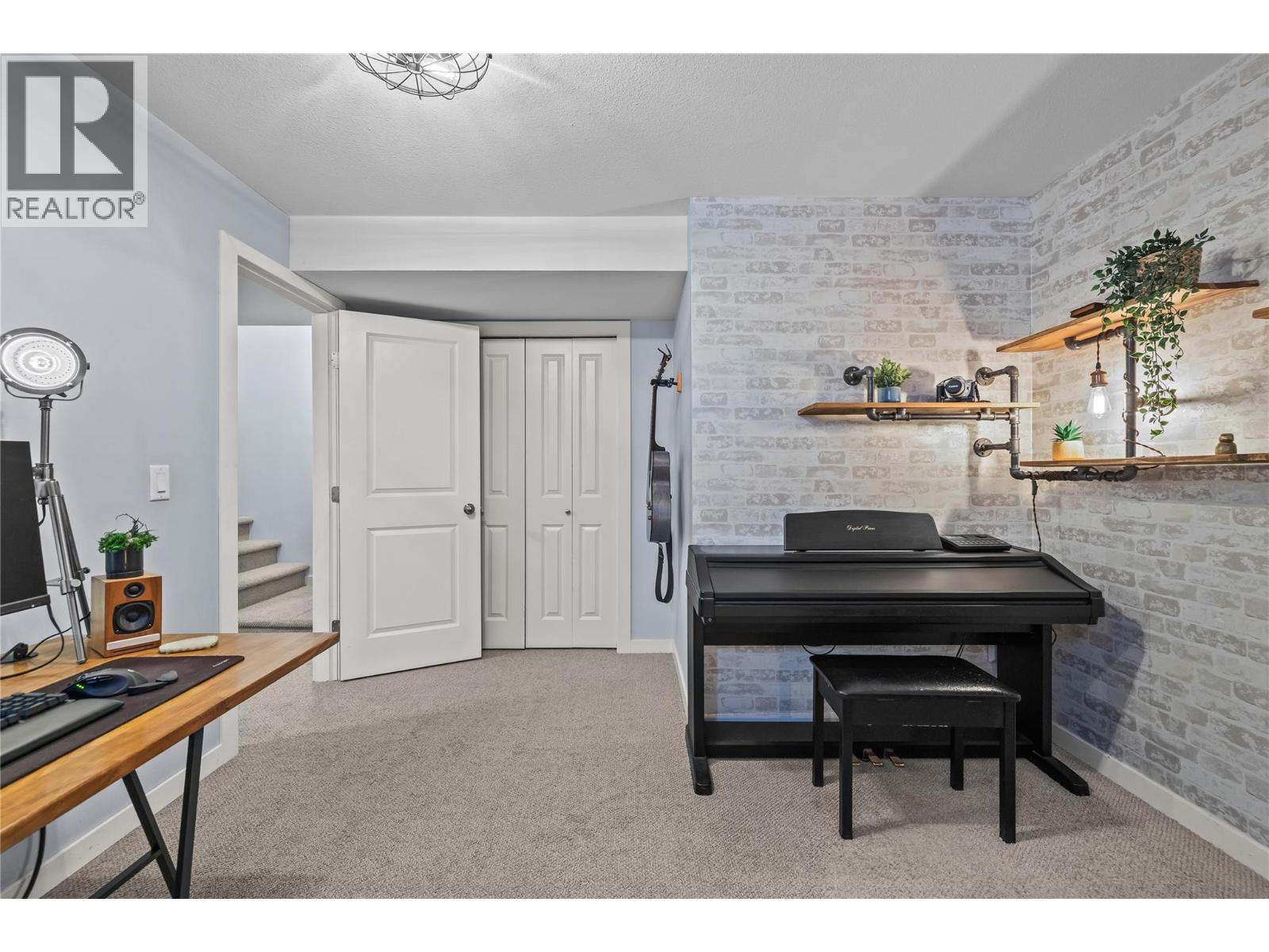  916 Paret Crescent, Kelowna