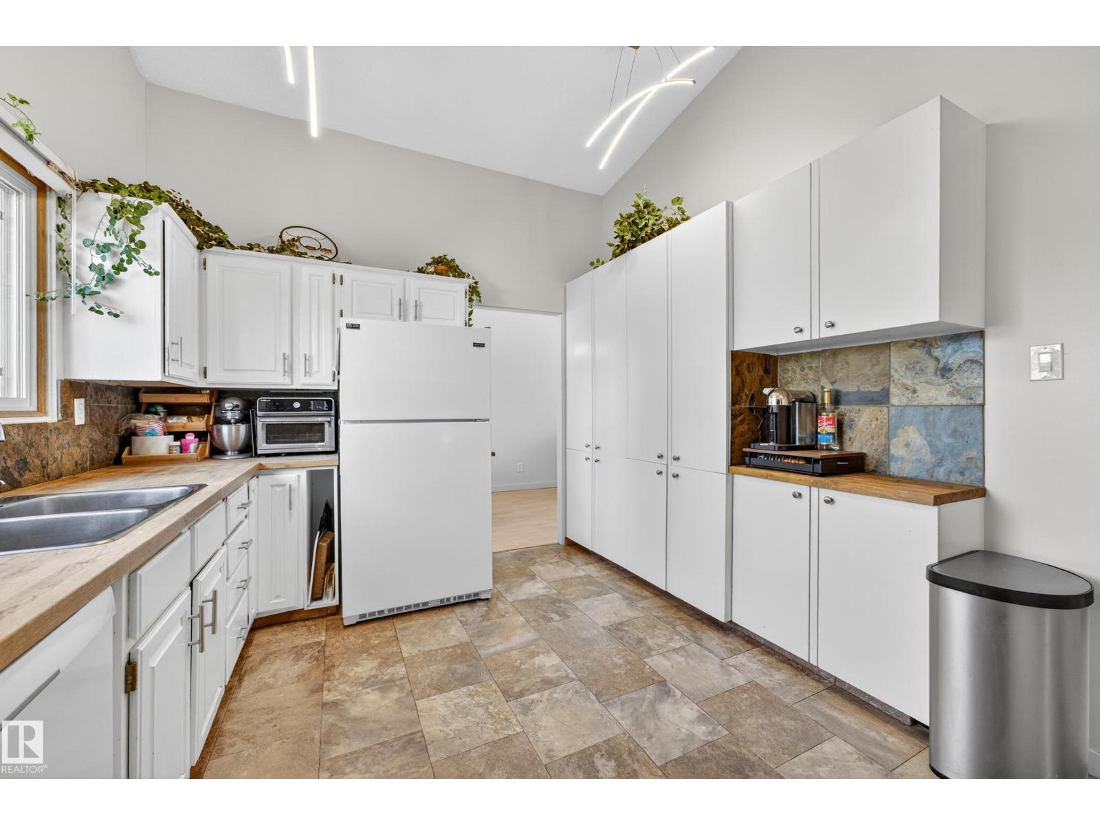 5304 90A AV NW, Edmonton