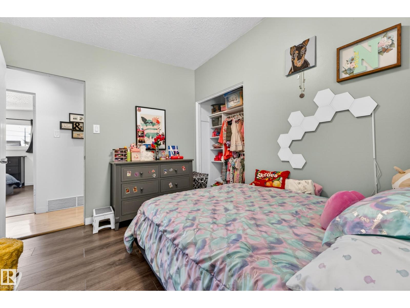 5304 90A AV NW, Edmonton
