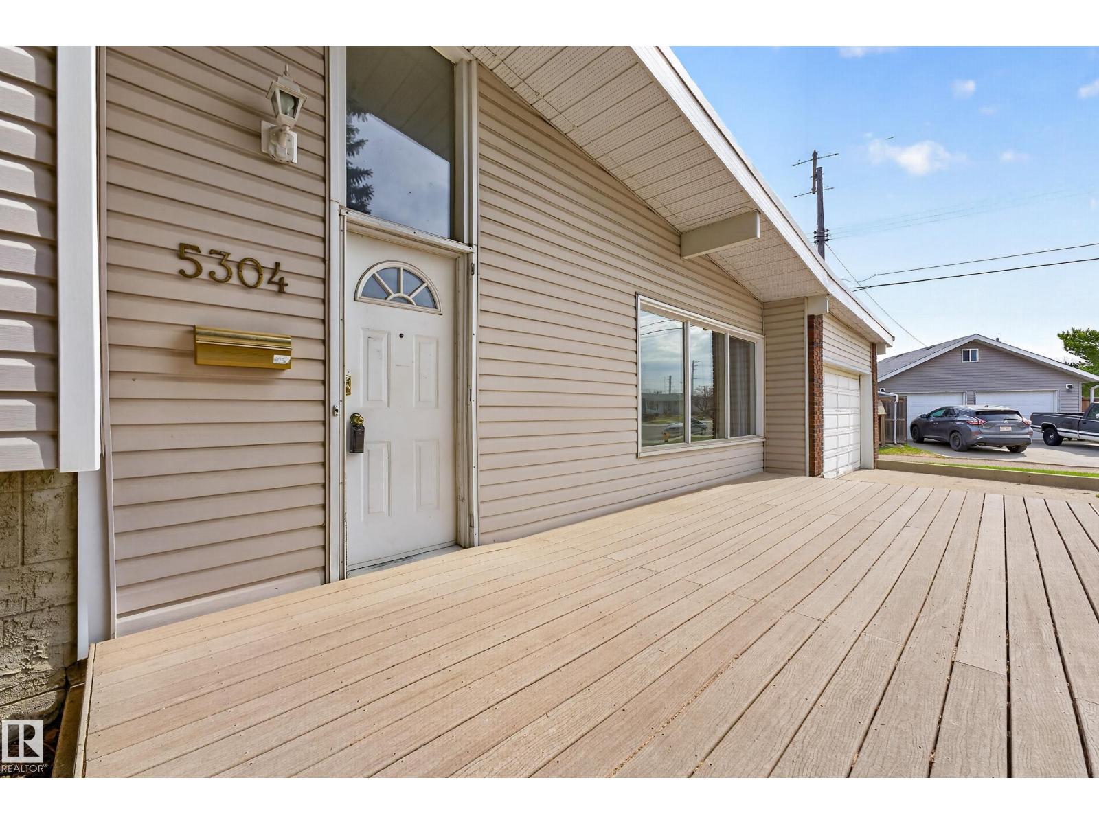 5304 90A AV NW, Edmonton