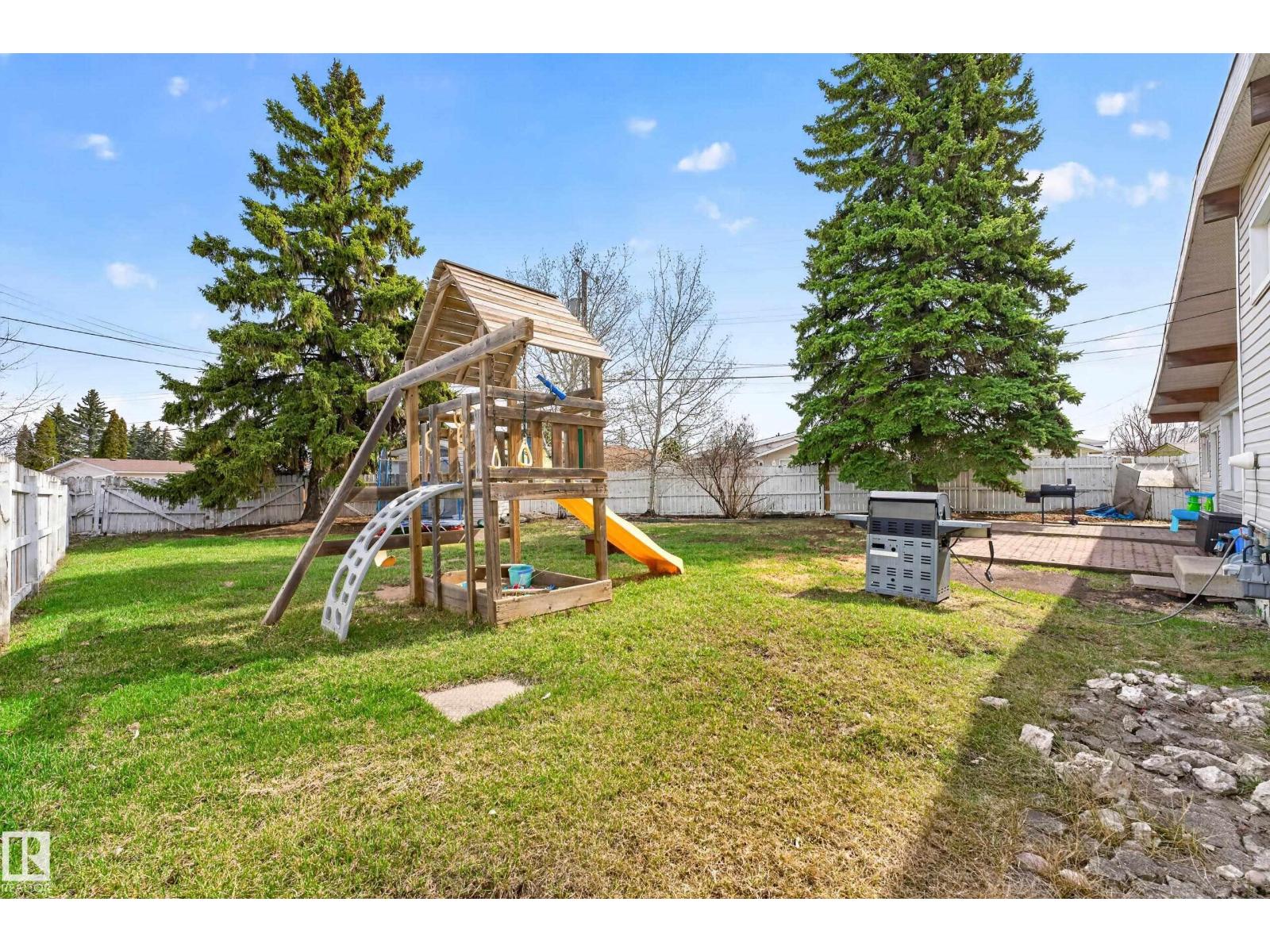 5304 90A AV NW, Edmonton