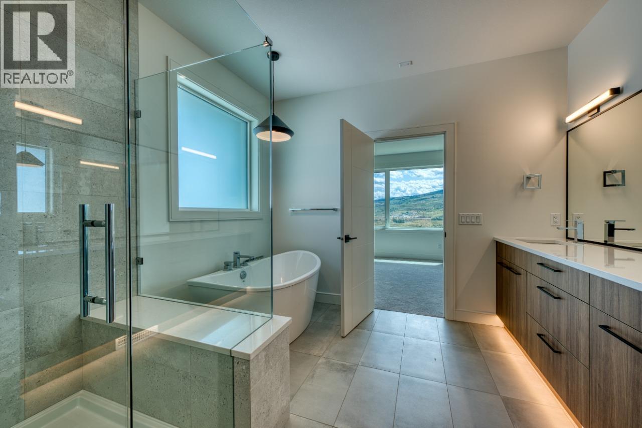 1070 Emslie Street - 42