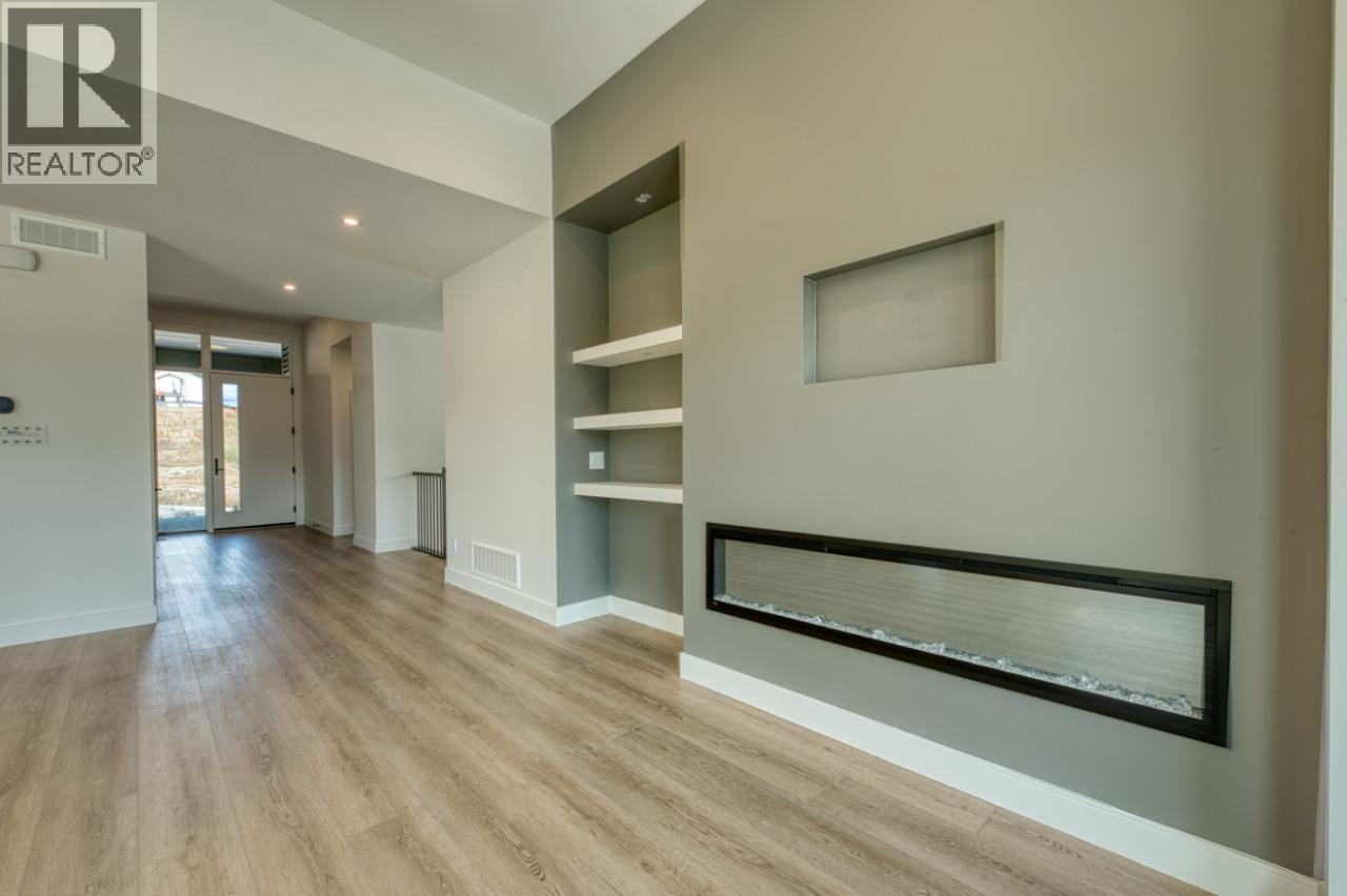 1070 Emslie Street - 32