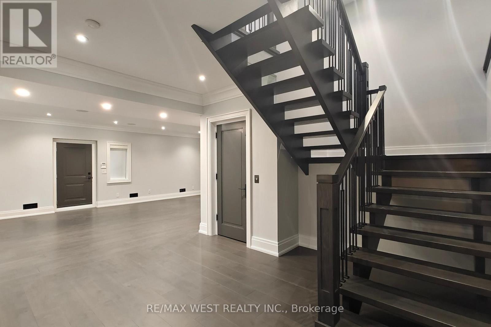 222 CONNAUGHT AVENUE - 34