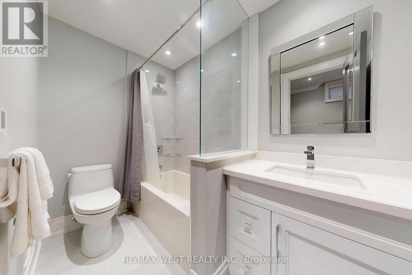 222 CONNAUGHT AVENUE - 38