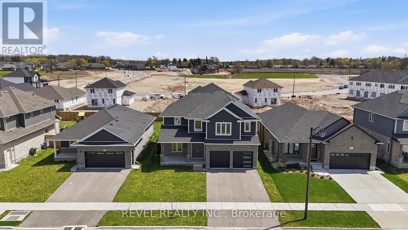 39 MUIRFIELD DRIVE - 32
