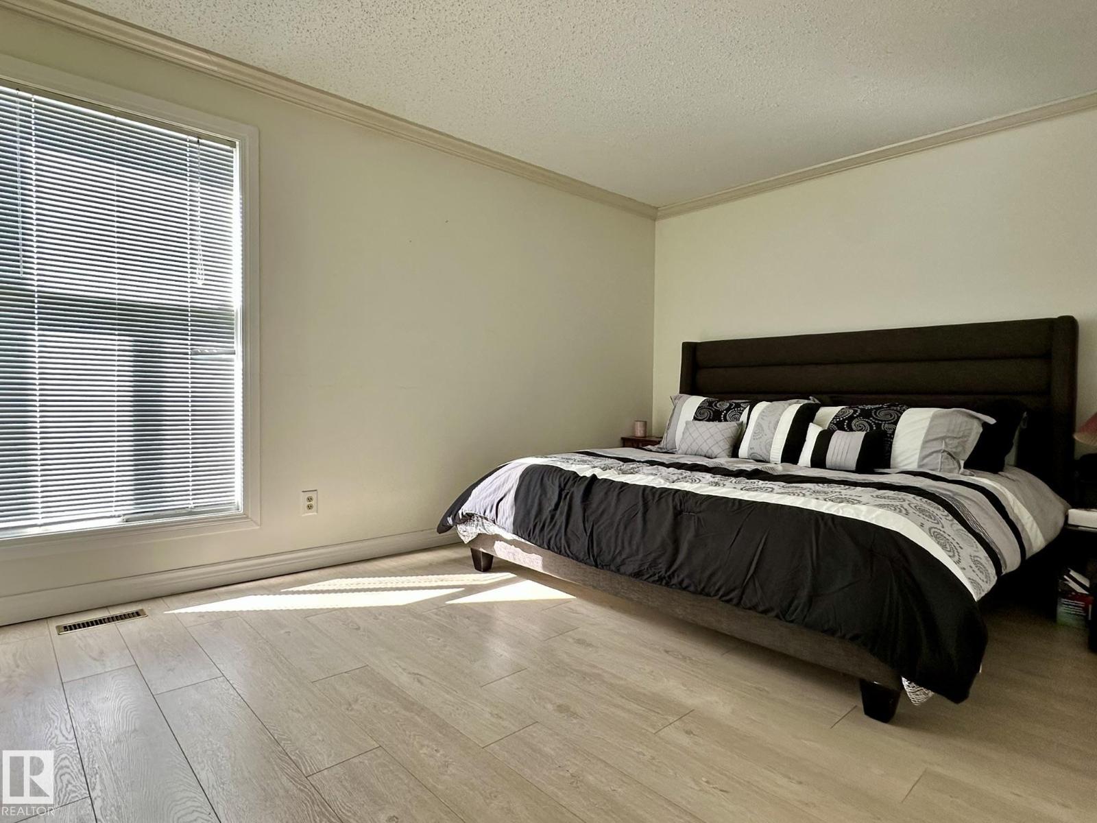 2304 151 AV NW, Edmonton