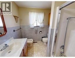 6pc Bathroom - 4688 Fernwood Ave, Powell River, BC V8A3L6 Photo 9