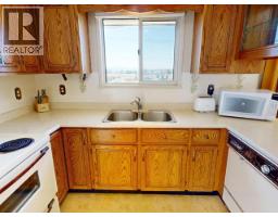 Kitchen - 4688 Fernwood Ave, Powell River, BC V8A3L6 Photo 6