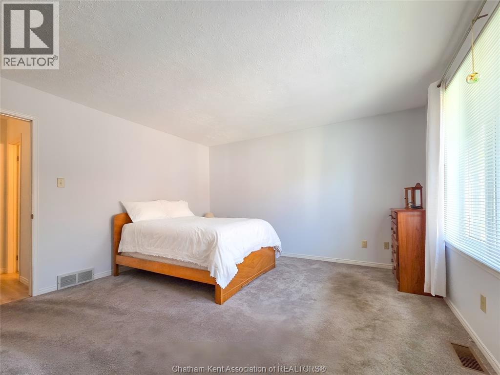 21 Earl DRIVE - 25