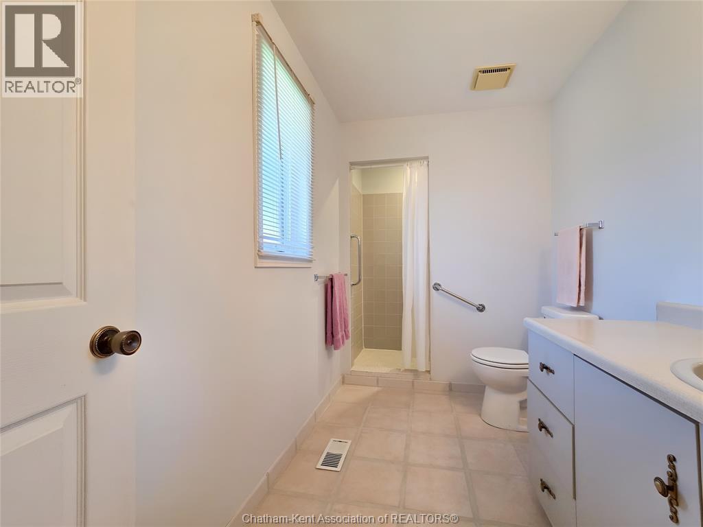 21 Earl DRIVE - 33
