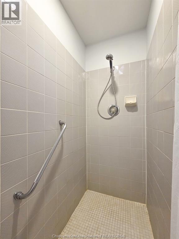 21 Earl DRIVE - 36