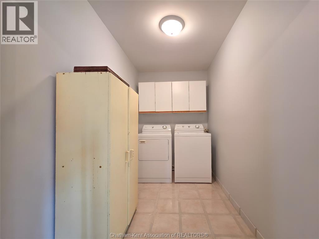 21 Earl DRIVE - 38