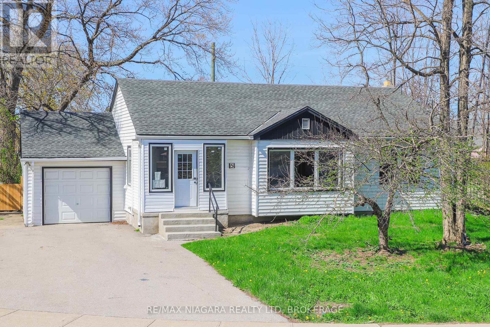 5 MEADOWVALE DRIVE - 1