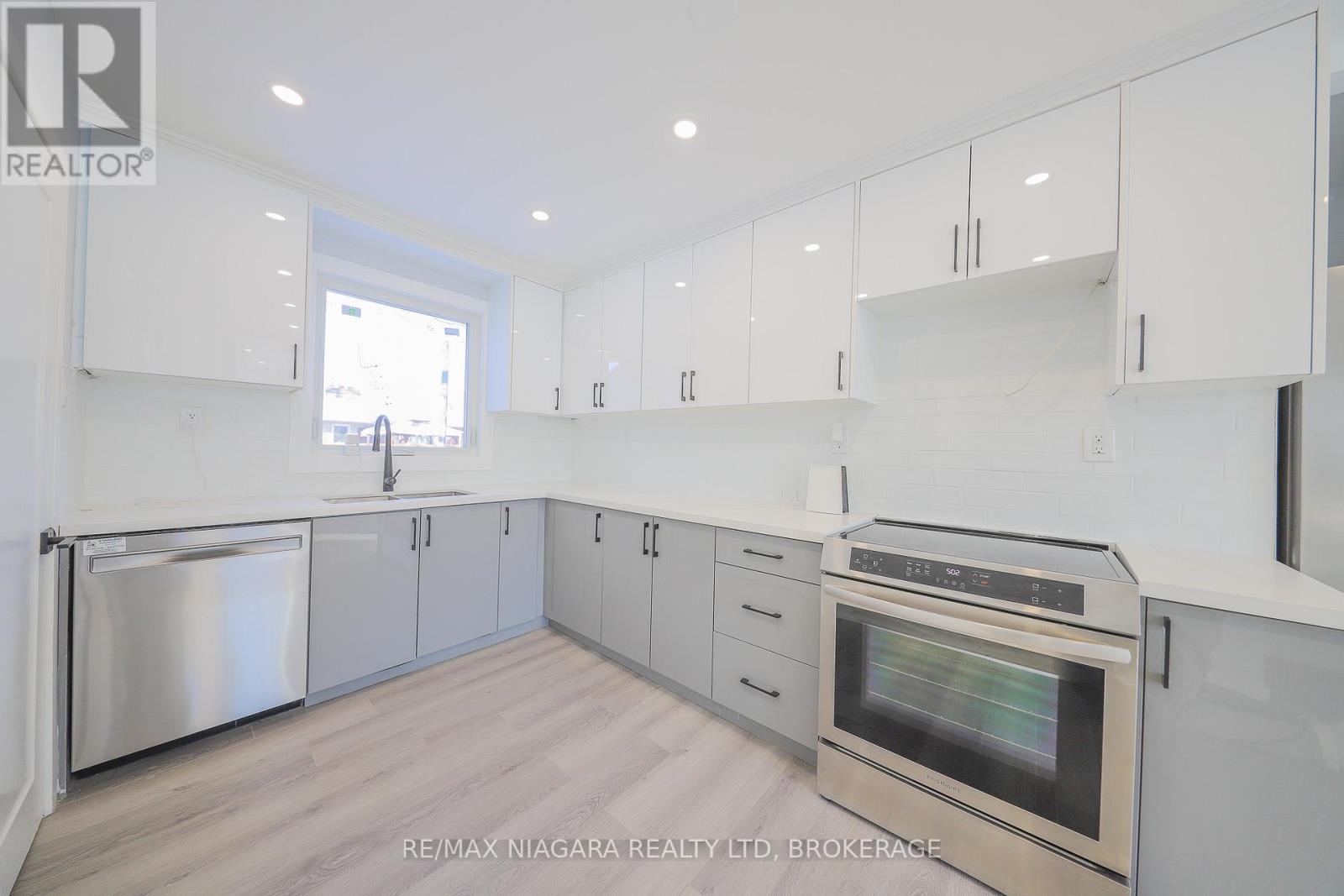 5 MEADOWVALE DRIVE - 12