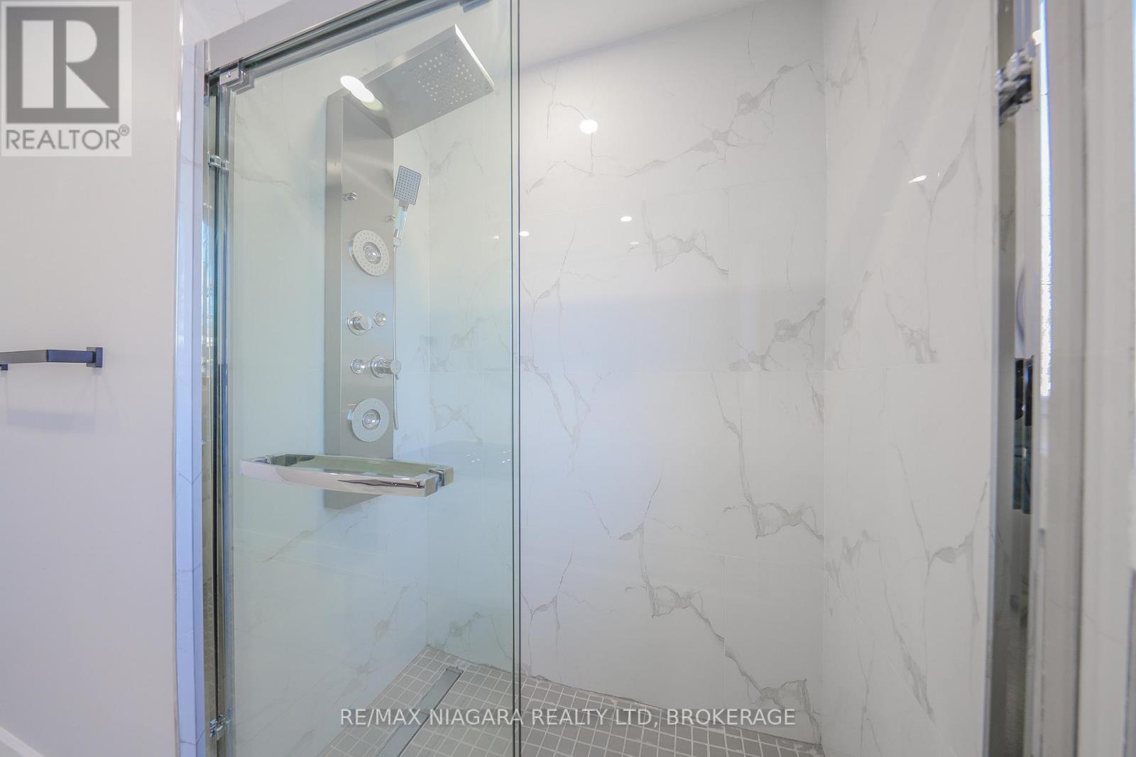5 MEADOWVALE DRIVE - 16