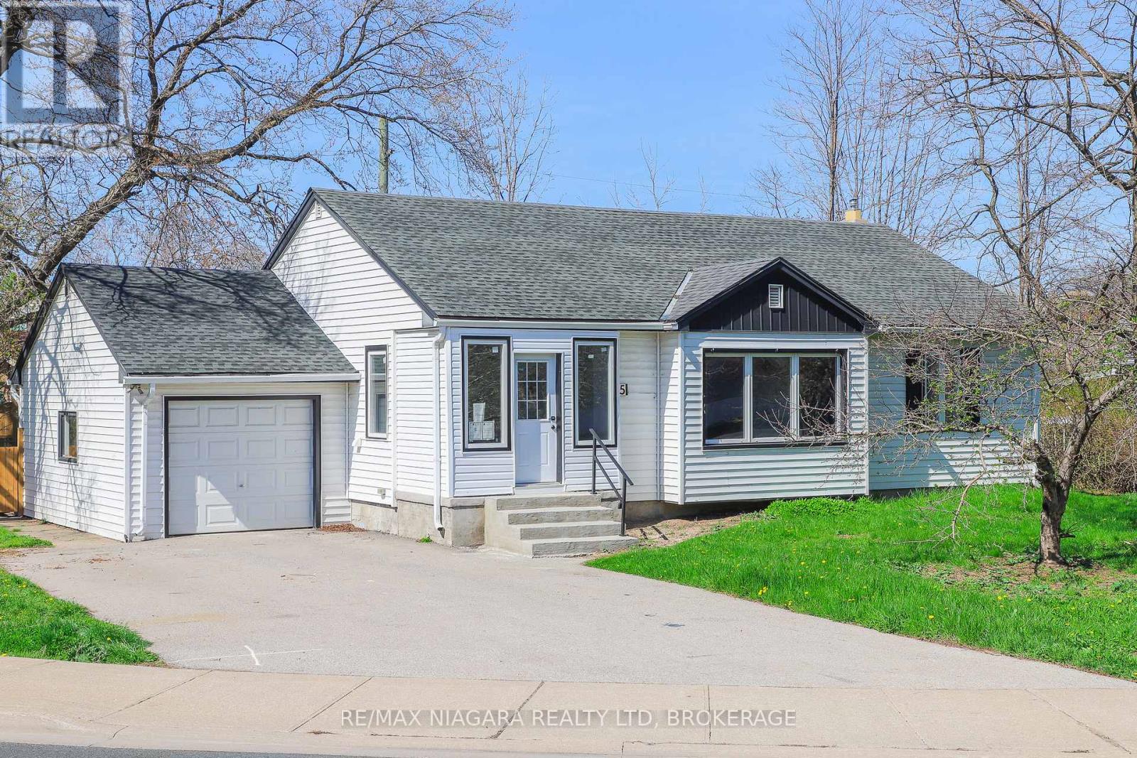 5 MEADOWVALE DRIVE - 2