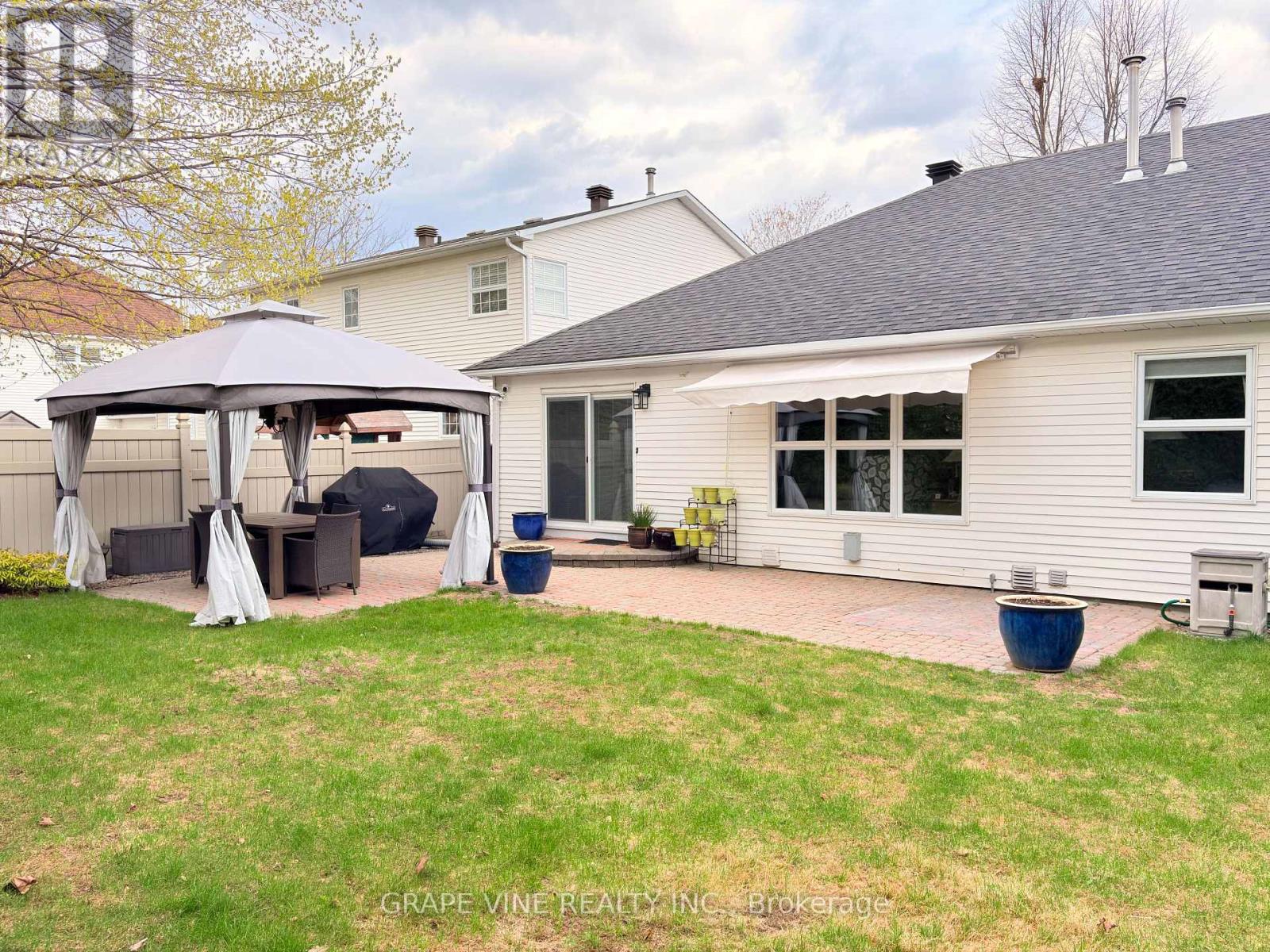 28 DELAMERE DRIVE - 33