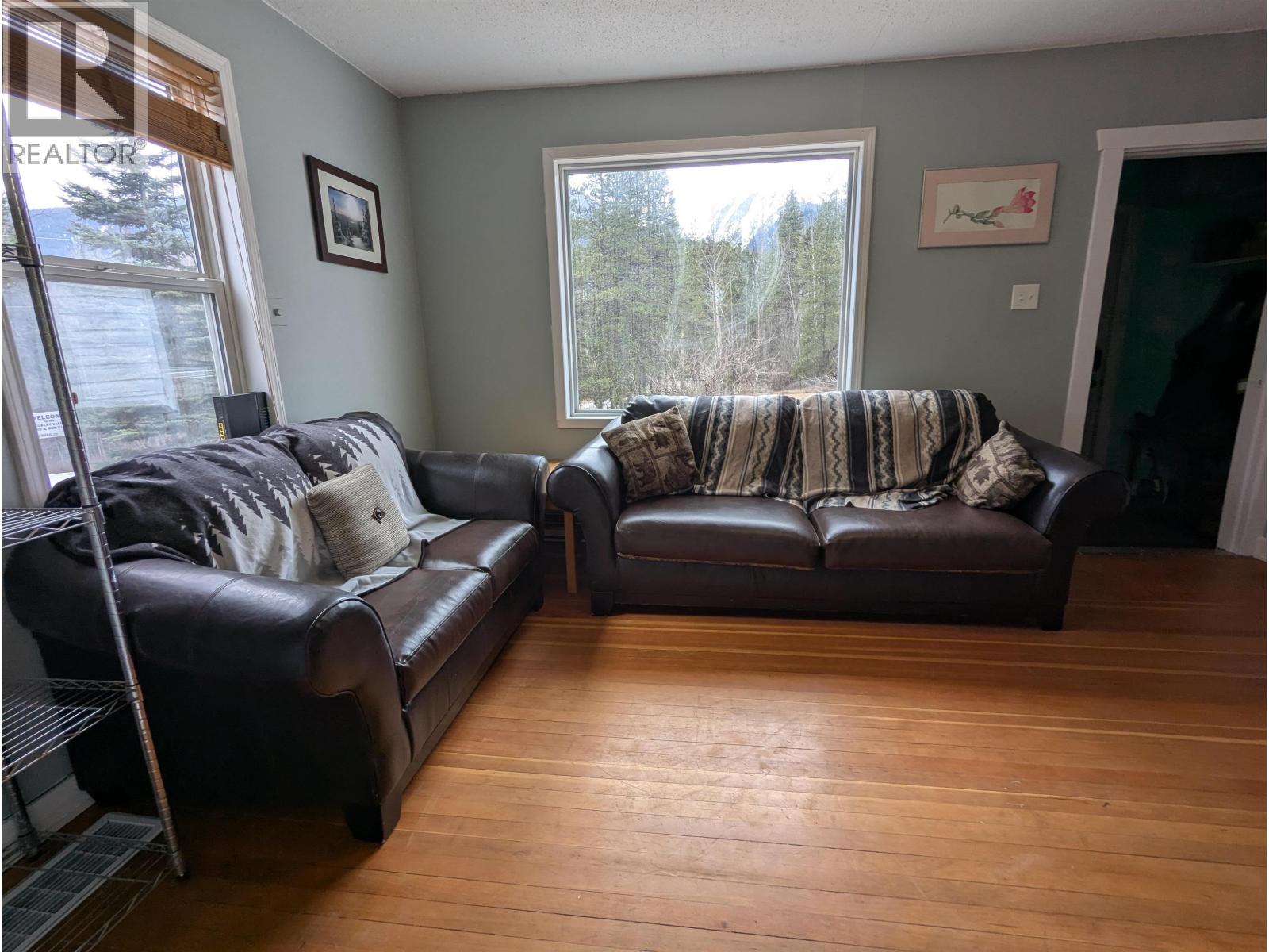 7074 KROEKER Road, Smithers