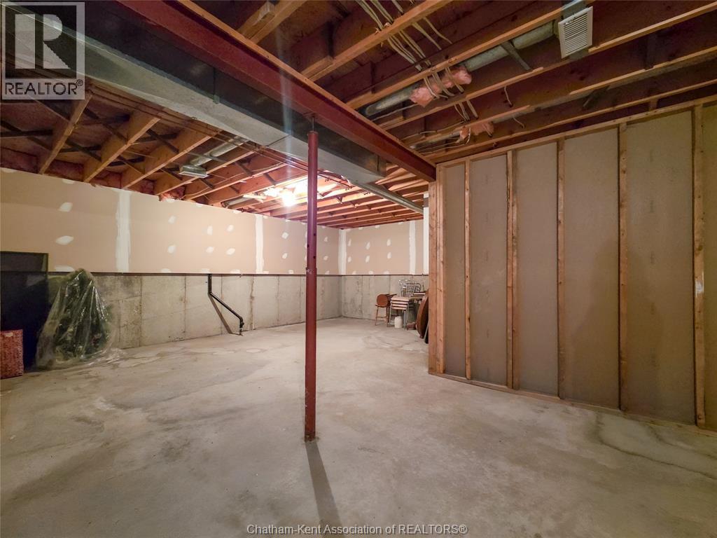 21 Earl DRIVE - 44
