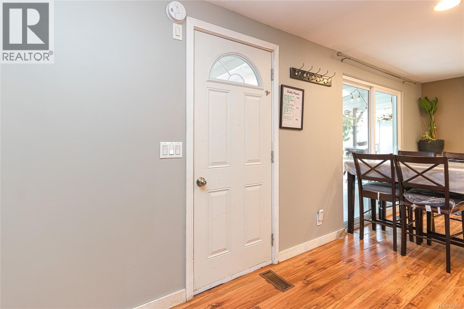 1383 Carlton Dr - 6