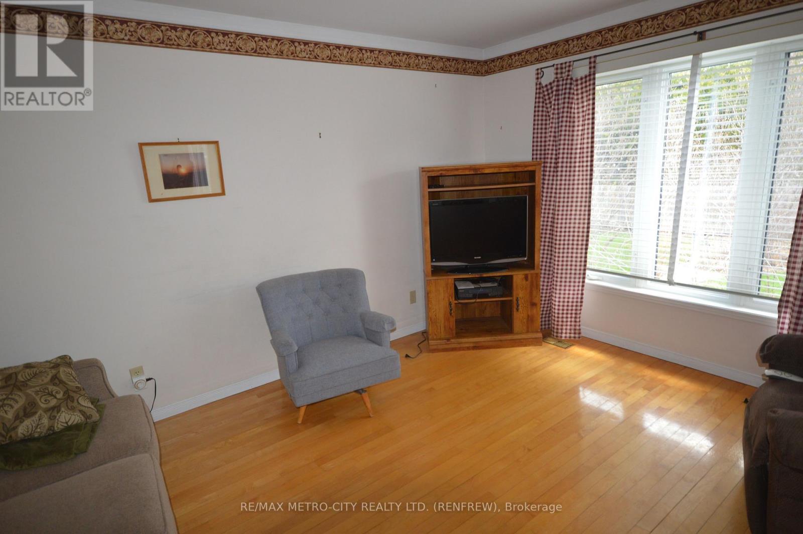 225 VANIER CRESCENT - Image 2