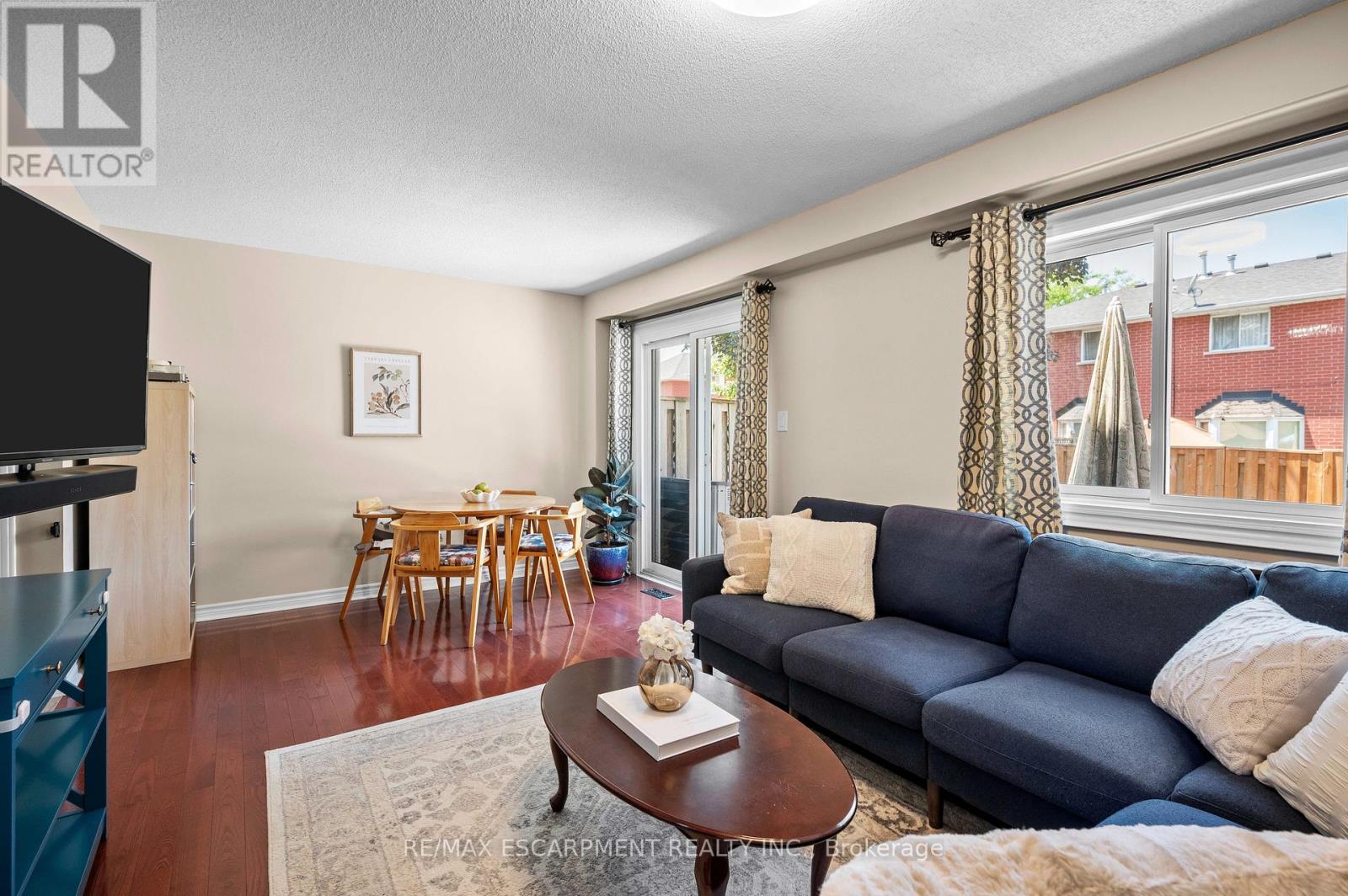 #12 610 BARTON STREET - 11