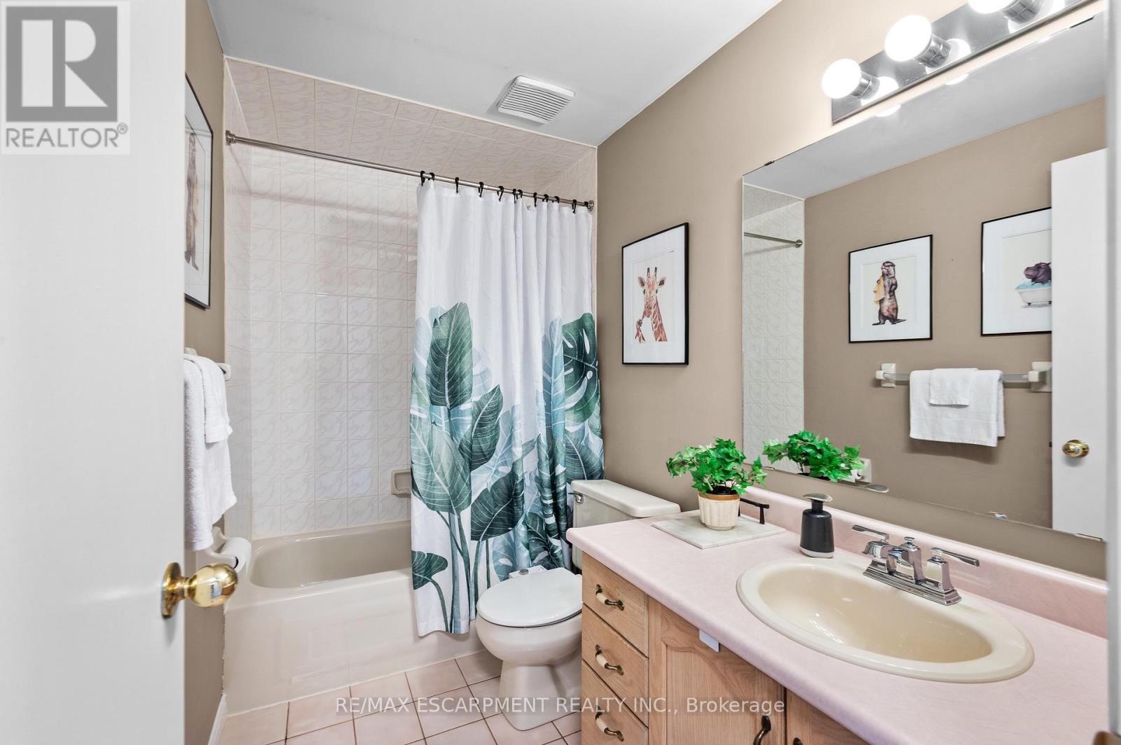 #12 610 BARTON STREET - 17