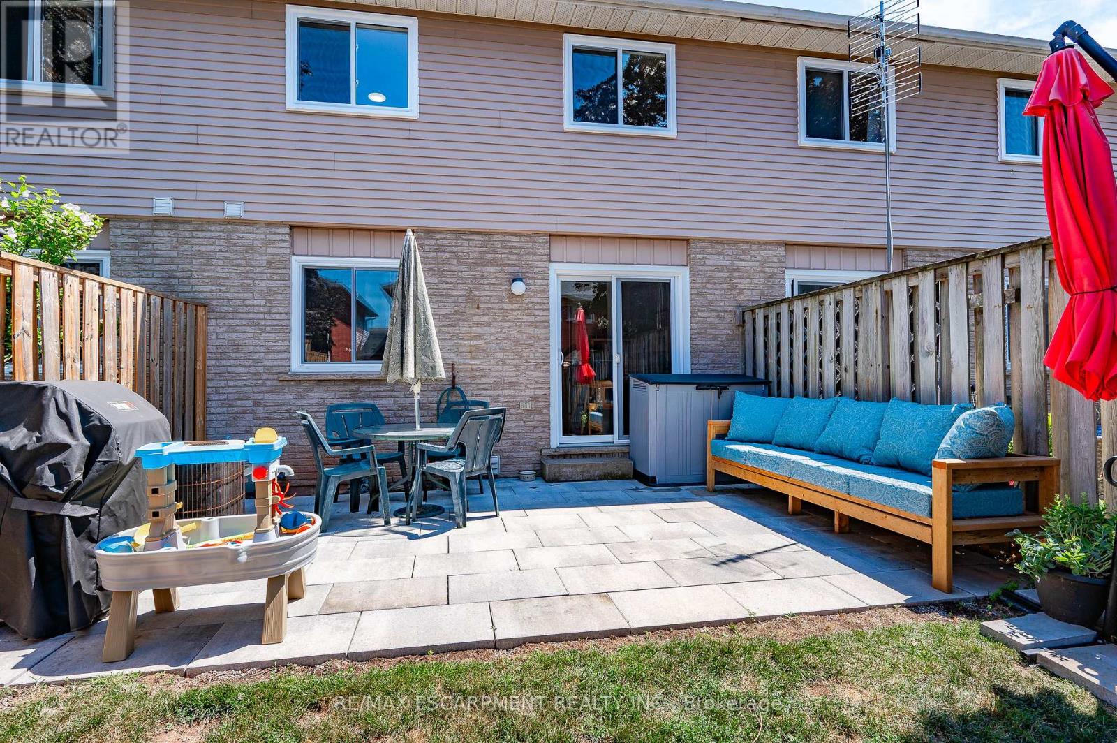 #12 610 BARTON STREET - 18