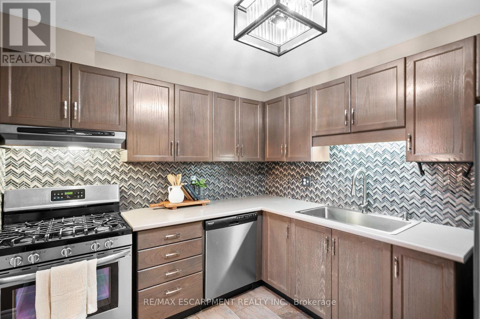 #12 610 BARTON STREET - 5