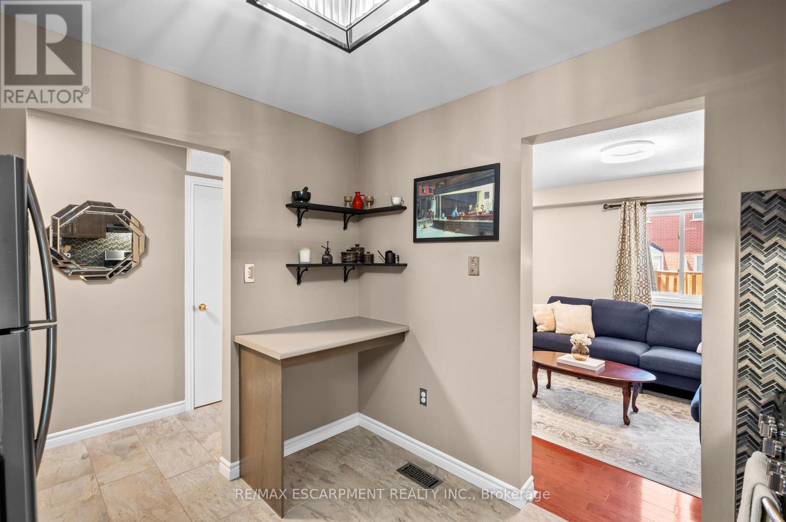 #12 610 BARTON STREET - 6
