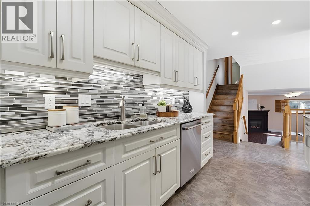 484 HUNTERSWOOD Court, Waterloo, Ontario, N2K3E9 — Photo 5
