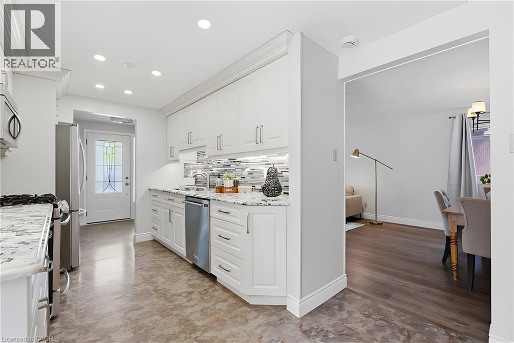 484 HUNTERSWOOD Court, Waterloo, Ontario, N2K3E9 — Photo 9