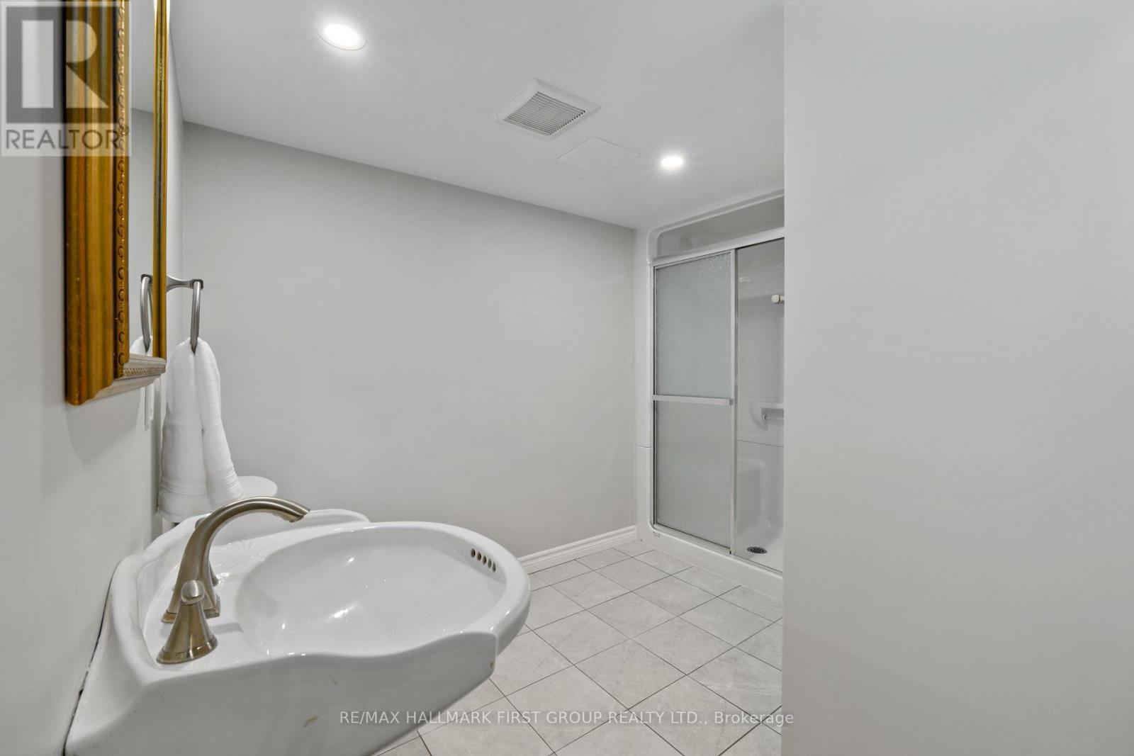 3 HAMILTON COURT - 36