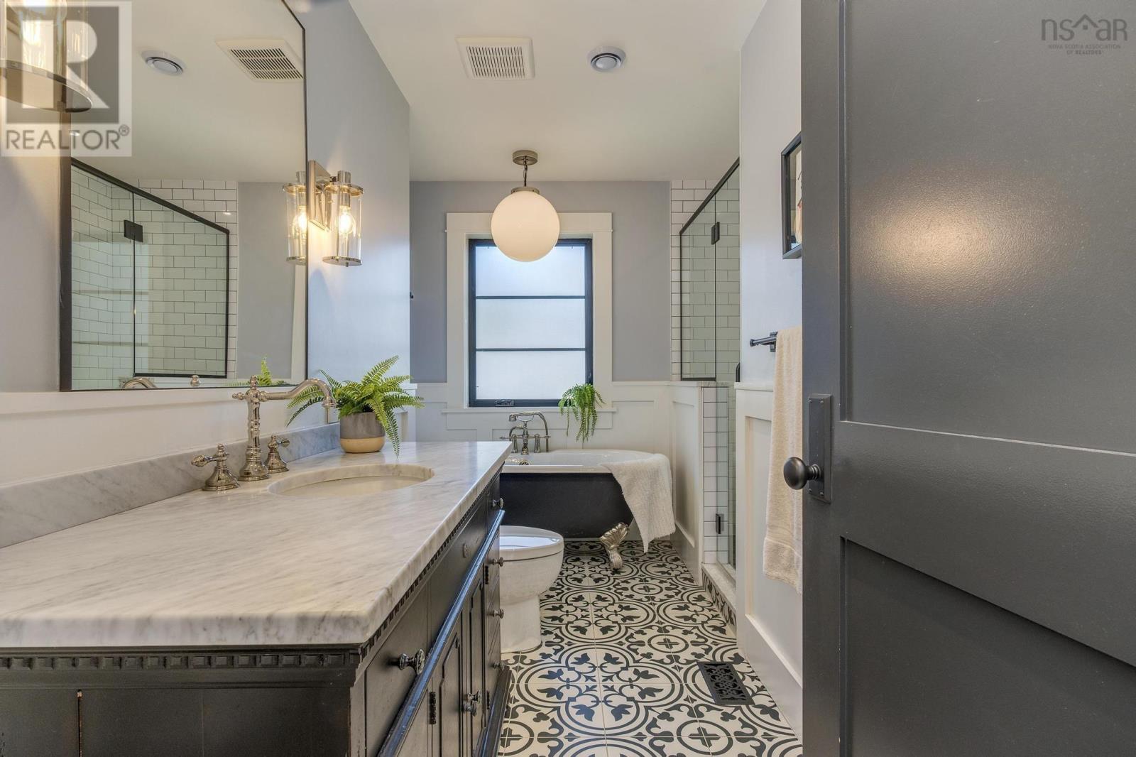 Property 25 of 51 of 1170 Rockcliffe Street