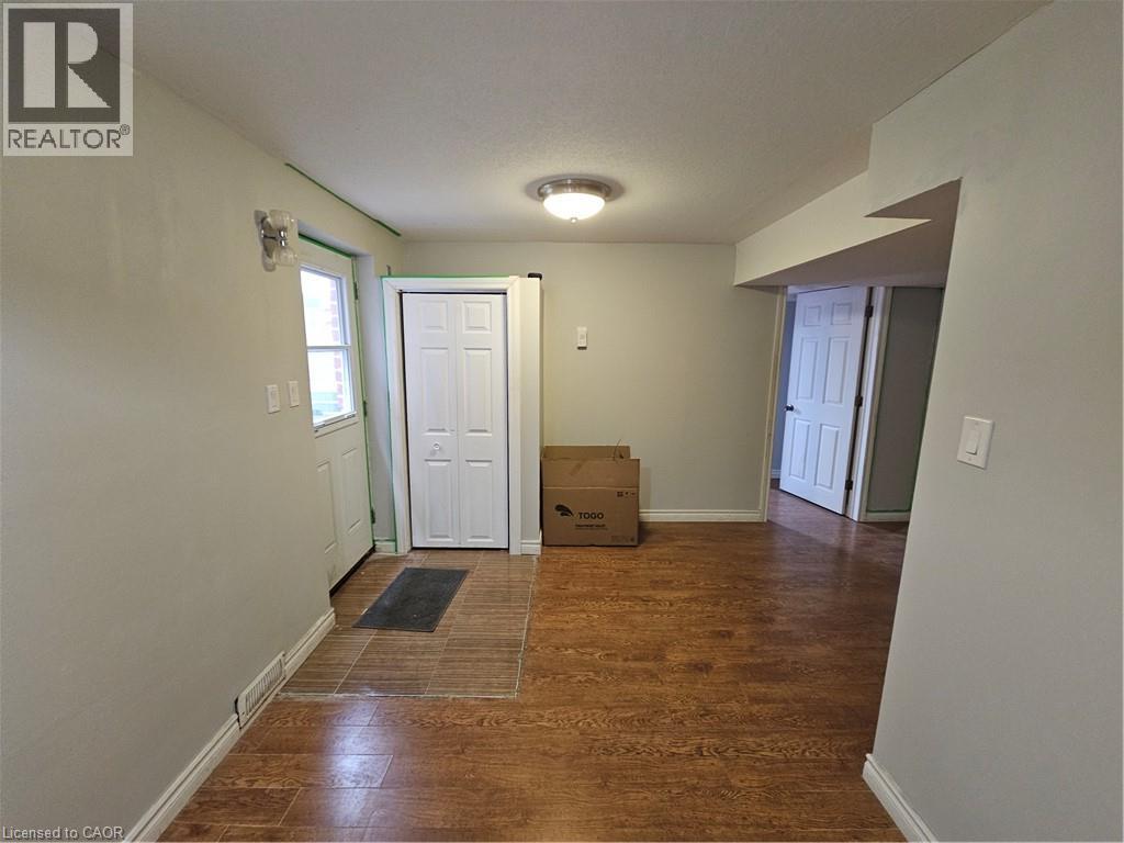 300 COUNTRYSTONE Crescent Unit# #B, Kitchener, Ontario, N2N3S2 — Photo 2