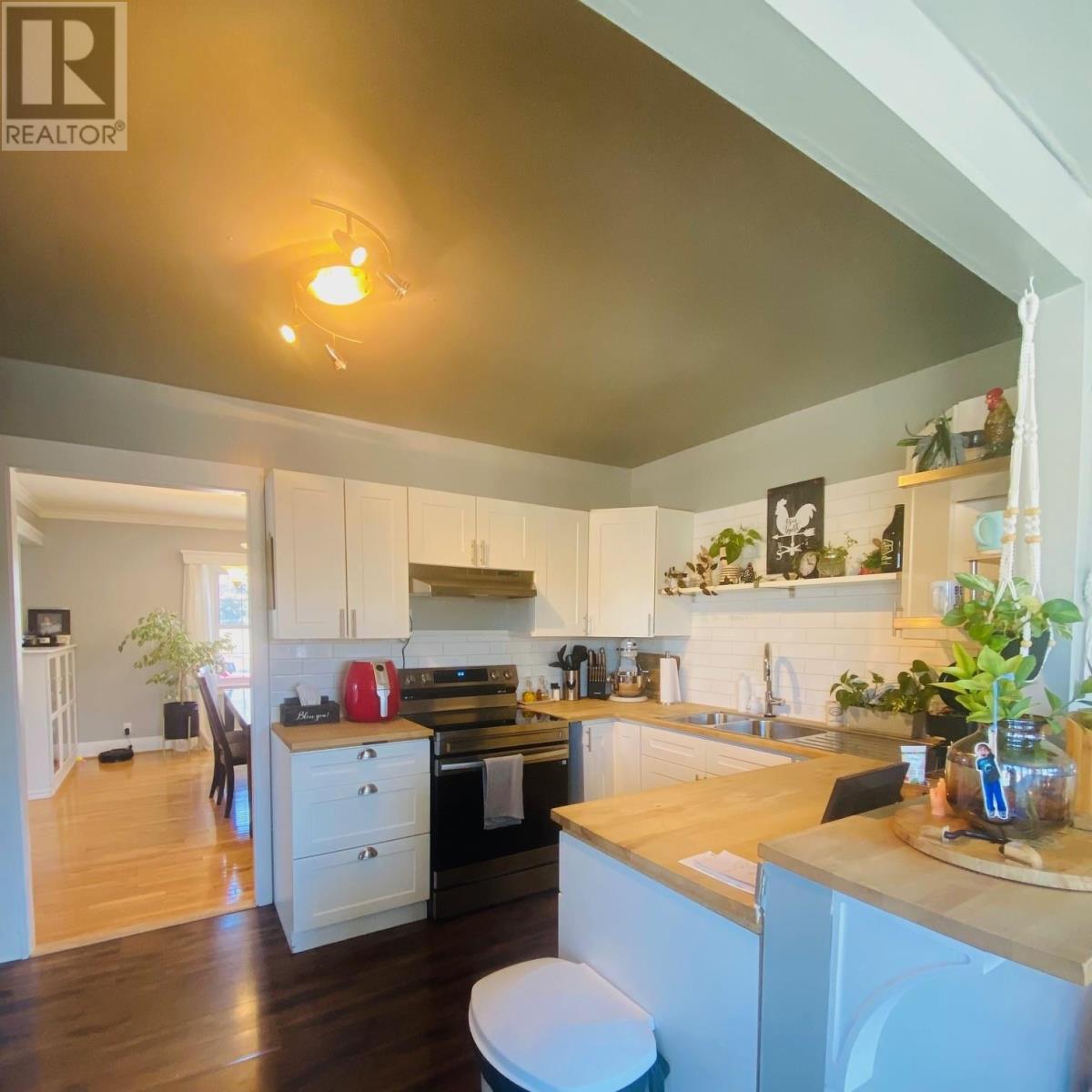 209 McKenzie AVE E - 11