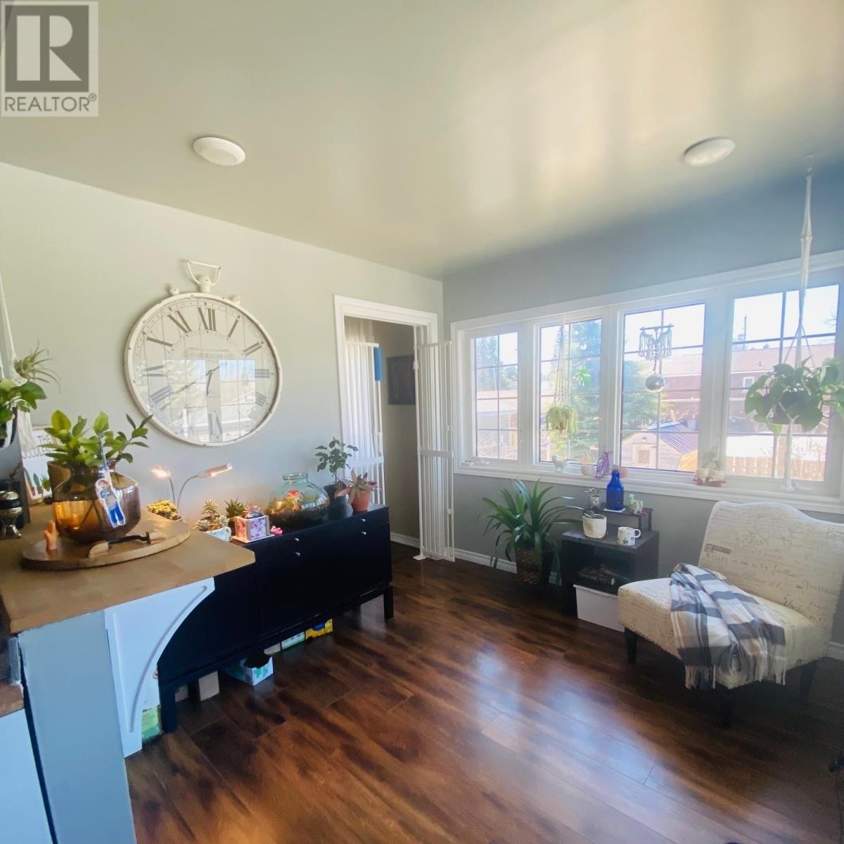 209 McKenzie AVE E - 13