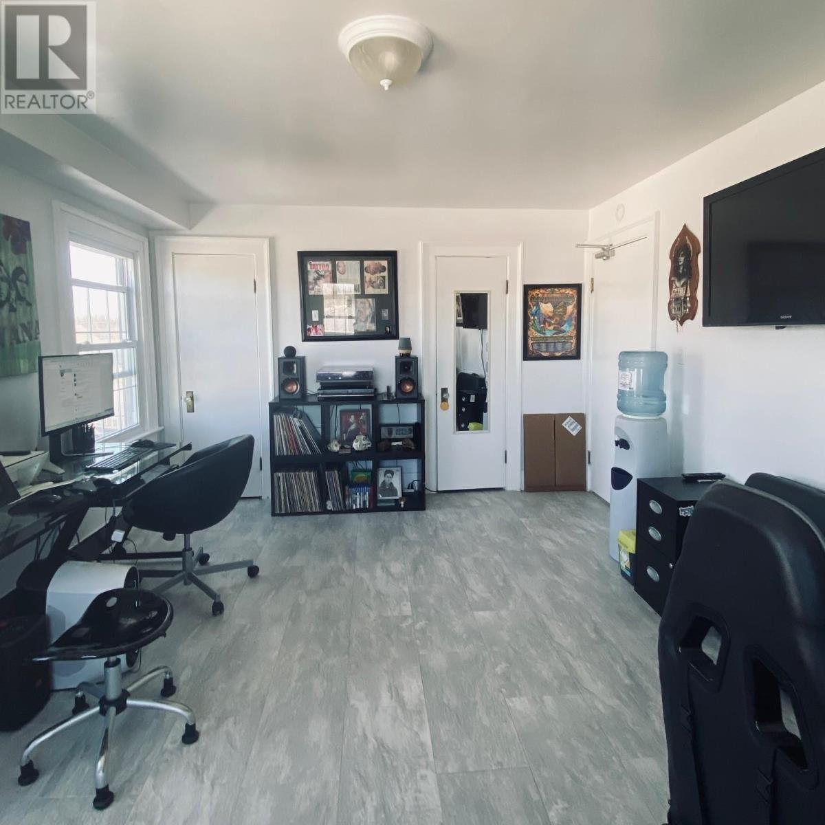 209 McKenzie AVE E - 20
